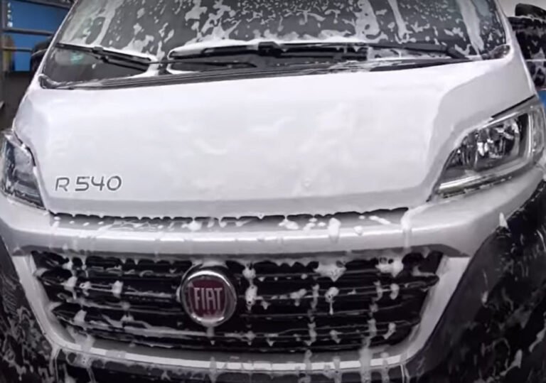 Wohnmobil in einer Waschanlage