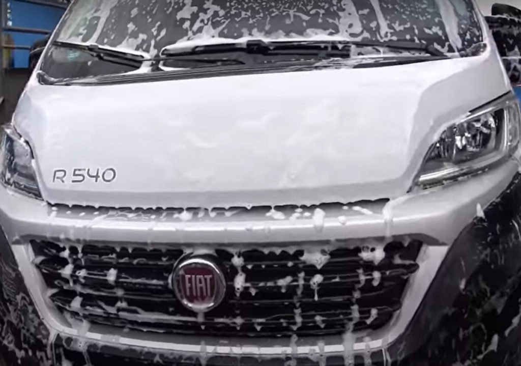 Wohnmobil in einer Waschanlage